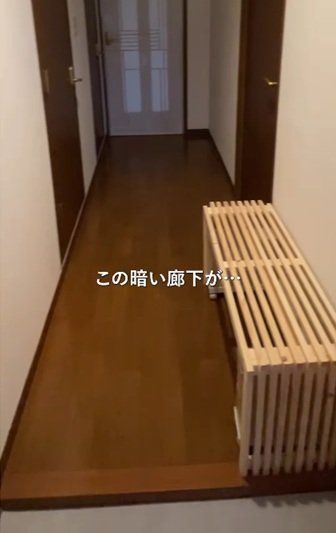 敷くだけなのに大変身！築30年賃貸の「暗い玄関の廊下」→「明るく温かみのある空間」に！簡単DIYが話題