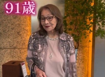 【91歳マダム】が着こなす「晩夏のピンクコーデ」　思わず見惚れる合わせ方がハイセンス！