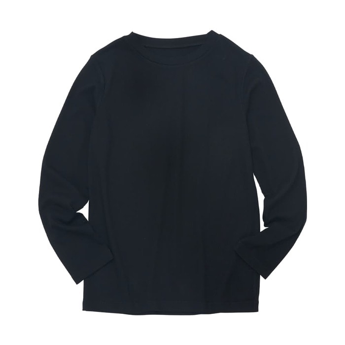 首もとすっきりのクルーネックタイプなので重ね着なども邪魔しない!