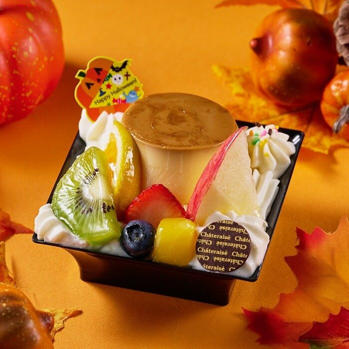 フルーツやホイップクリームを盛り付けたハロウィン限定商品
