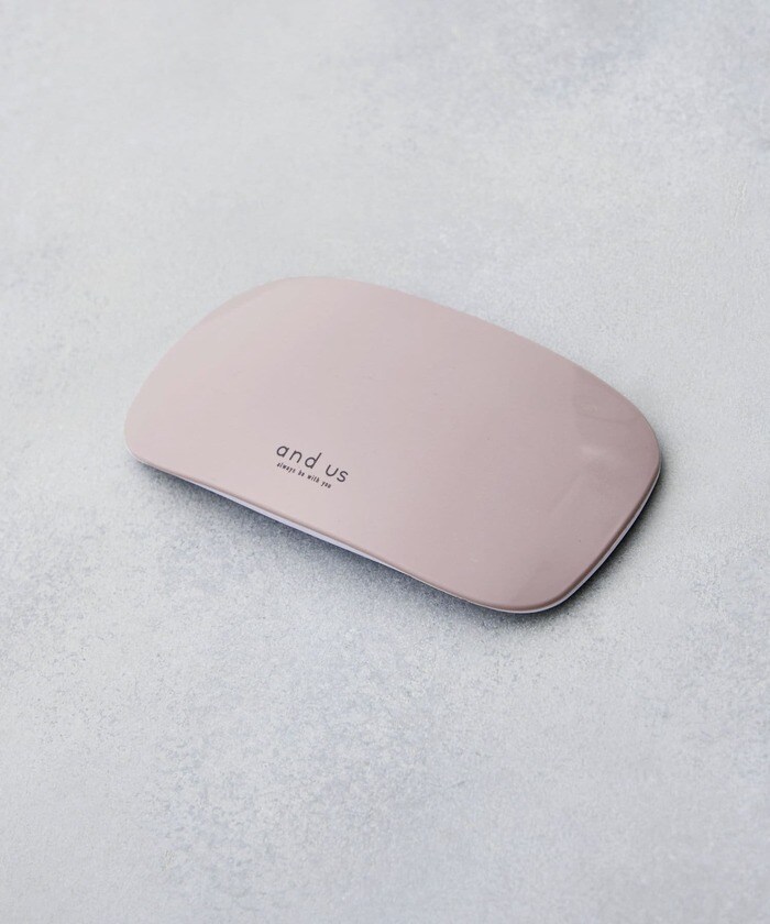 ボタンひとつでジェルネイルを硬化できるUVLEDライト