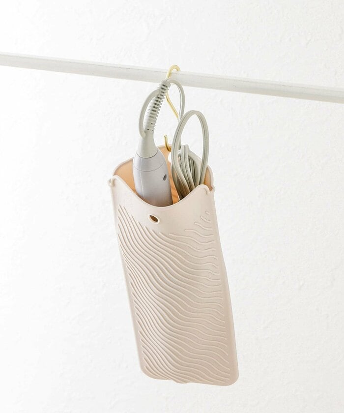 S字フックなどを使えば洗面所のタオルバーなどに「吊り下げ収納」も可能