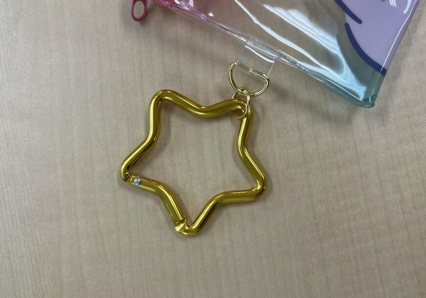 筆者撮影（キャンドゥ、星のカービィ カラビナ付きポーチ（S））