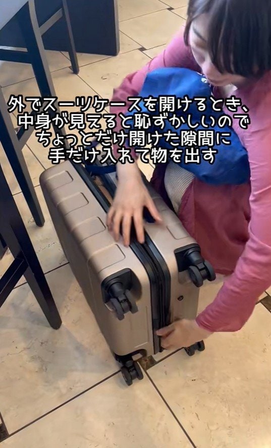 出所：@superhotel_official「スーパーホテルがお届けするホテルあるあるスーツケースver. 最速で…!」