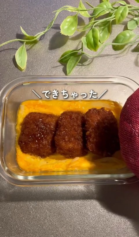 お弁当歴10年の看護師が作る「卵とじソースカツ弁当」寝坊した朝の限られた時間で桜型の甘酢漬けなどのおかずを詰めていくお弁当テクがすごい