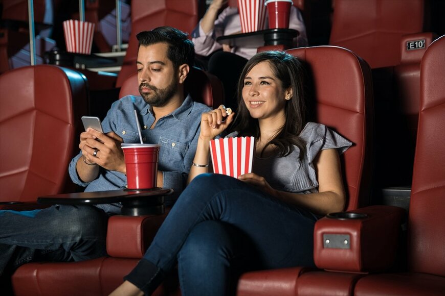 映画館での「スマホマナー」の悪さに映画好きから怒りの声