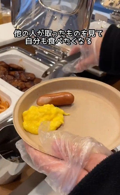 出所：@superhotel_official「スーパーホテルがお届けするホテルあるある朝食ver.」
