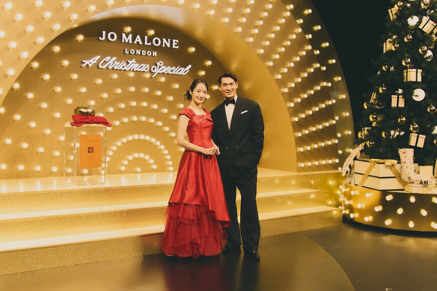 出所：ELCジャパン合同会社「【ジョー マローン ロンドン】期間限定“A Christmas Special” ポップアップイベントに槙野 智章さん、高梨 臨さんご夫妻が煌びやかなビンテージなTVスタジオに登場！」