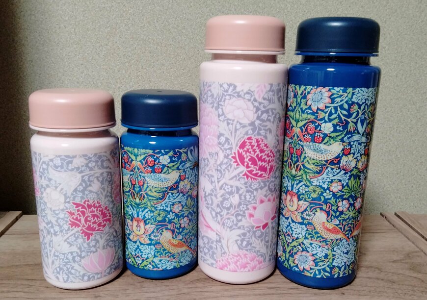 筆者撮影（セリア、ウォーターボトル 300ml　WM・ウォーターボトル 500ml　WM）