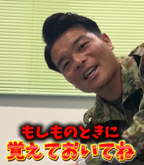 【自衛官のライフハック】「枕がないと意外と困る…」ズボン1本をクルクルするだけ！簡易枕の作り方に反響