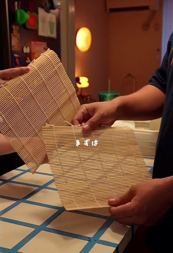 ダイソーの「寿司巻きす」がおしゃれなインテリアに。マーブリング技法で作るくるくる回る手作りモビールが素敵