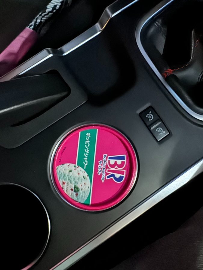 車のドリンクホルダーにはまったカップアイス