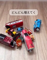セリアの木材とブックスタンドを用いて電車のおもちゃ収納を実際に作ってみた。収納機能と遊べる構造を融合させ、空間を有効活用するDIY術