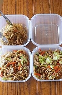 【タッパー弁当】焼きそばとたこ焼きも！夏祭りの人気フードを詰めた「屋台弁当」が話題