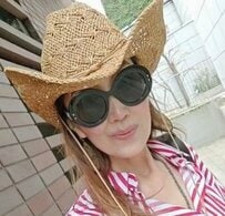 【69歳マダム】の上品な「ウエスタンコーデ」が素敵！おしゃれなスタイルに「カッコよすぎ」「メッチャいいね〜」の声