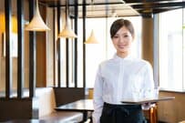 家計を担う非正規雇用の女性「平均年収214万円」3人に1人が正規で働きたいと希望