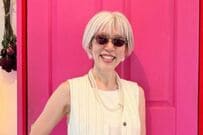 【50代マダム】ノースリーブが主役の「夏コーデ」　柄パンツをあわせて「大人リゾートな着こなし」が美しい