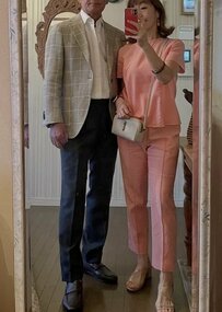 【60代のマダム】鮮やかカラーを上品に着こなす「サーモンピンクのワントーンコーデ」に注目　互いを引き立てる「夫婦コーデ」も素敵