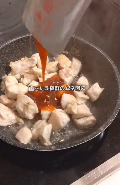 蒸し焼きした鶏むね肉にソースを絡める