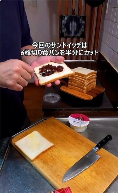 あんこが広げられていく食パン