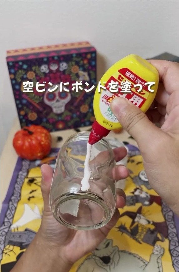 【100均DIY】ダイソーの空き瓶が、包帯と目玉シールで「ミイラdeライト」に変身！