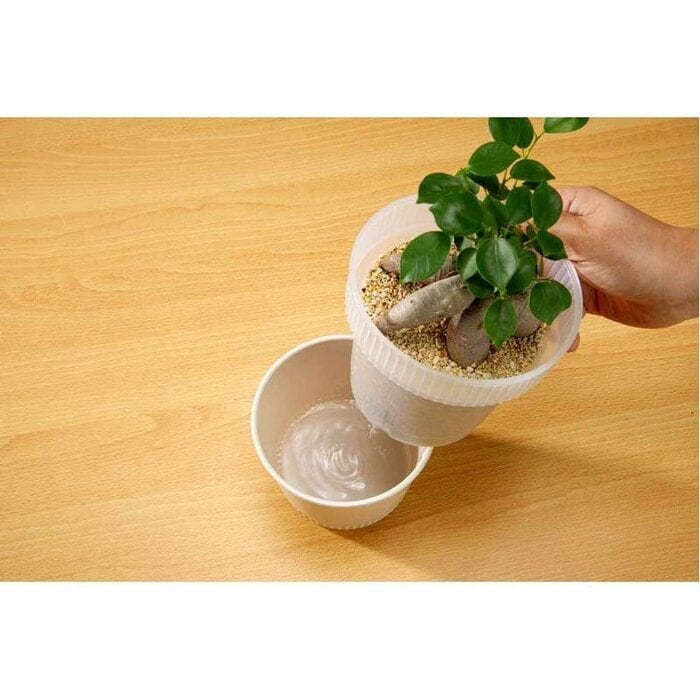 水やりをした際に余分な水がこぼれにくい設計