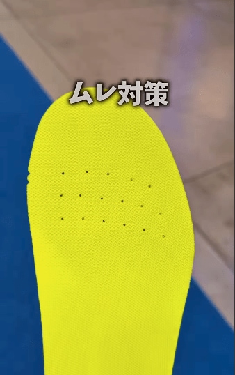 インソールには小さな穴が複数設けられ、ムレ対策が施されています