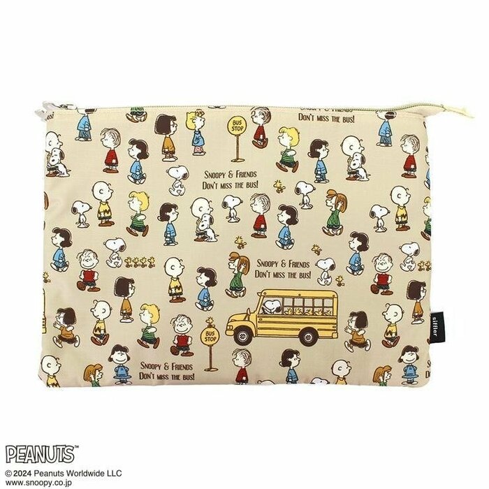 スヌーピーやチャーリーブラウンたちが賑やかに描かれたバスストップ柄