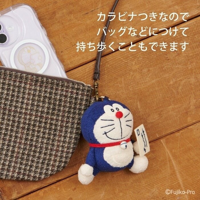頭の上には丸型のカラビナがあり、バッグなどに取り付けて持ち歩けます