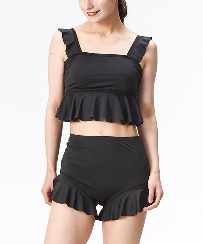 ブラックで大人可愛い印象を与えてくれる水着上下セット