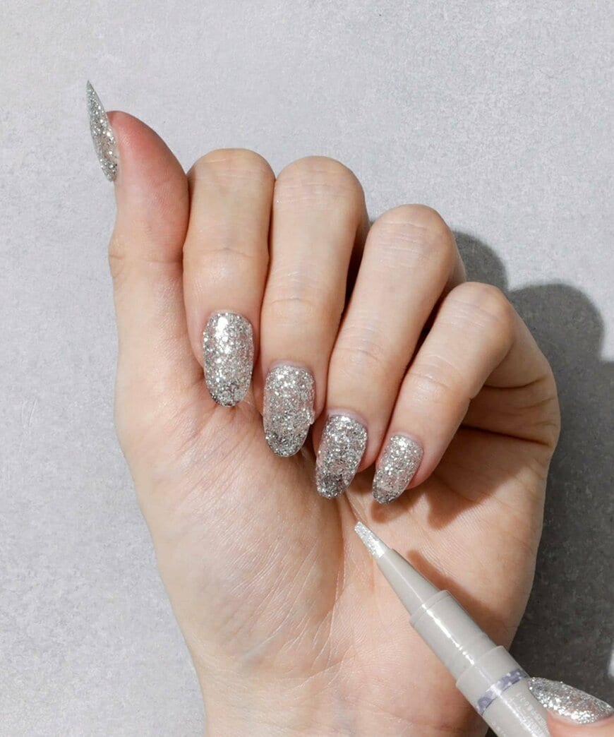 出所：3COINS公式　グリッタースティックネイルジェル／and us