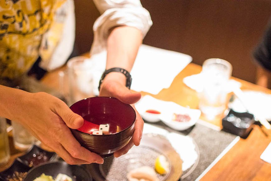 居酒屋でチンチロを楽しむ山田さん