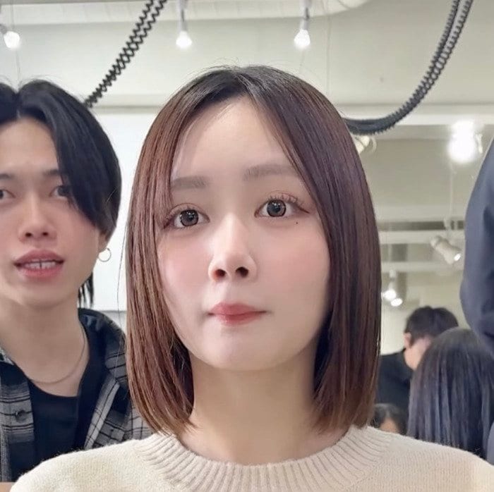 切りっぱなしボブの女性がくびれボブで大胆イメチェン！可愛すぎる変身に注目
