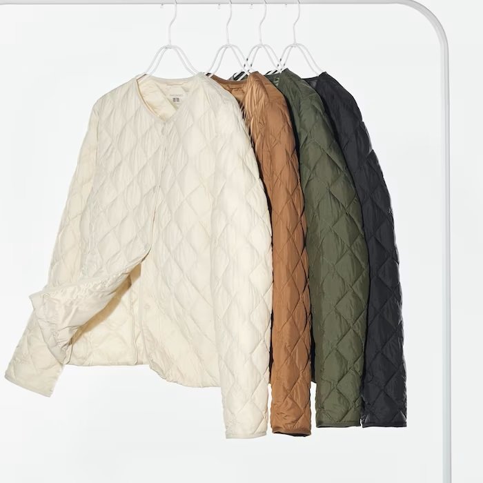 着膨れしにくいのでコートのインナーにもおすすめです。カラーは4色展開（オフホワイト、ブラック、ブラウン、オリーブ）／出所：ユニクロ公式 パフテックキルティングジャケット（ウォームパデッド）