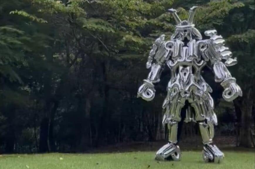 「100均のバルーン90個」で作った鎧武者のスーツ　身長2.5mの強烈なインパクトに思わず目を疑う