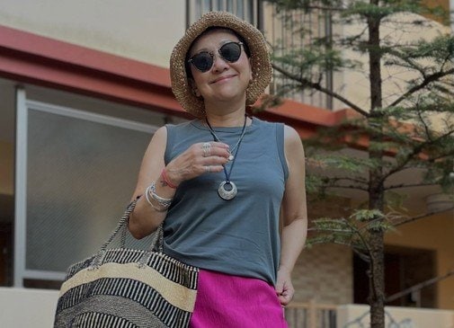 【64歳マダム】晩夏に“鮮やかピンク”が映え！「UNIQLO×しまむら」の高見えプチプラコーデ