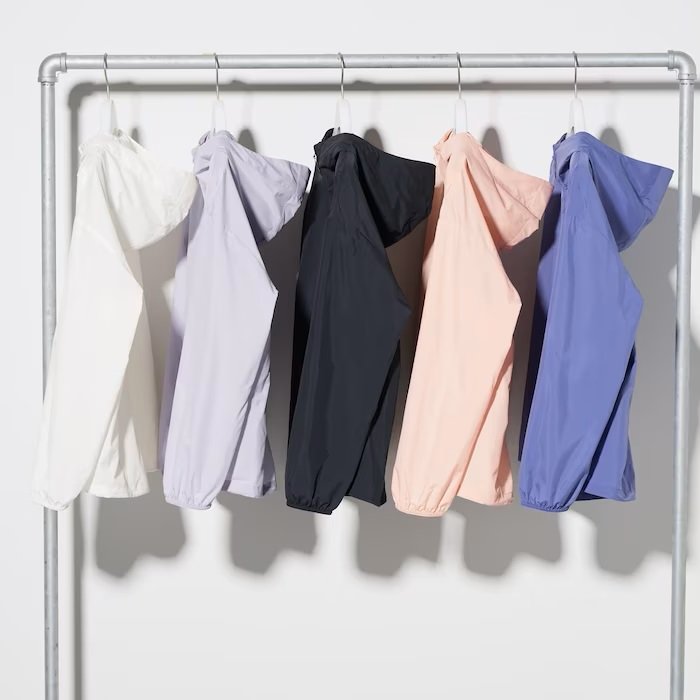 撥水機能も備えており、カラーは5色展開（オフホワイト、ライトグレー、ブラック、ピンク、パープル）／出所：ユニクロ公式 ポケッタブルUVカットパーカ