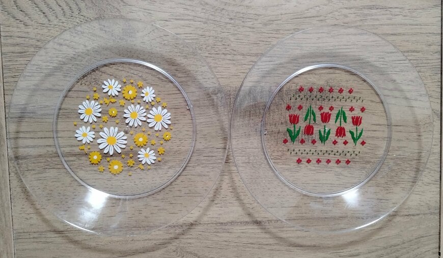 筆者撮影（セリア、クリアプレート 1P レトロフラワー）