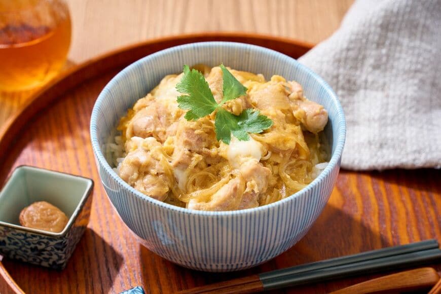 【假屋崎省吾の食卓】「特製親子丼」や「ミニトマトのマリネ」を自宅にて披露！食欲そそる絶品献立に「見るからに美味しそう」「これは夏場にはもってこい」の声