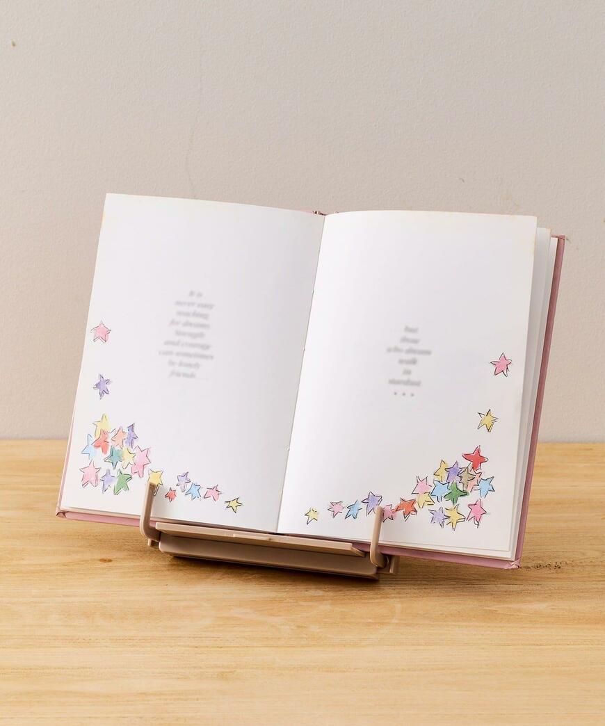 出所：パルグループ公式ファッション通販サイト 3COINS ブックスタンド