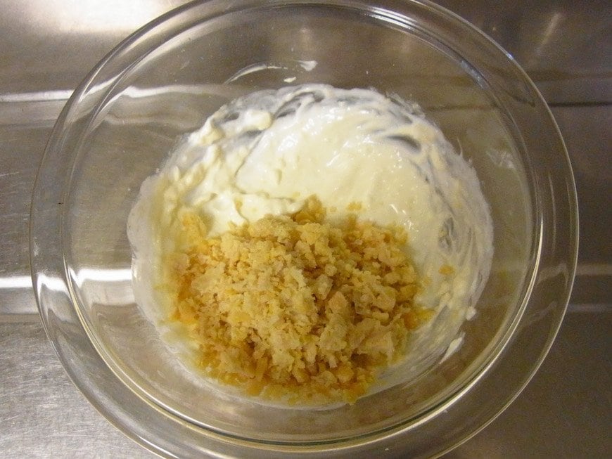 つぶしたひよこ豆を袋から出して混ぜる