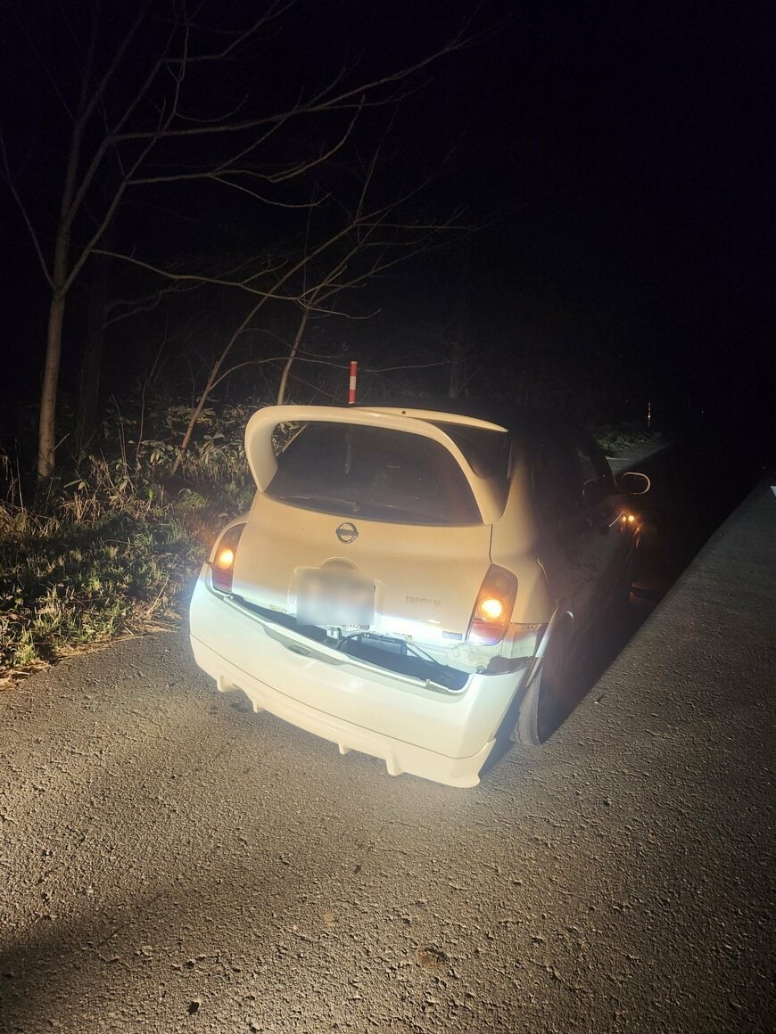 後方から見た車