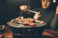 「一人焼肉」に「一人ラブホ」まで!? じわじわ広がる「おひとりさま」需要