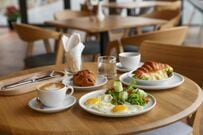 「朝ごはん待ちの麗禾ちゃん」市川團十郎、娘との朝食を公開「美味しそう」の声