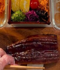 母が高校生の娘に作る豪華な【うな丼弁当】　うまそうな副菜も詰められた愛情弁当がたまらない…