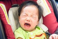 人前で子どもを叱れない母親たち。周りの人にも叱ってほしい？