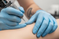 タトゥーがあると保険加入できない？入れるケースと審査基準を専門家が解説