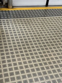 【不思議】電車の床に違和感 よく見ると…大量のQRコードを発見「SNSでは考察」