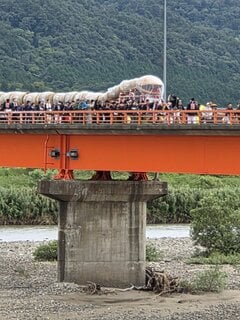 新潟県で開催された「世界一長い蛇」が練り歩く祭り。圧倒的な蛇の迫力に圧倒されます！