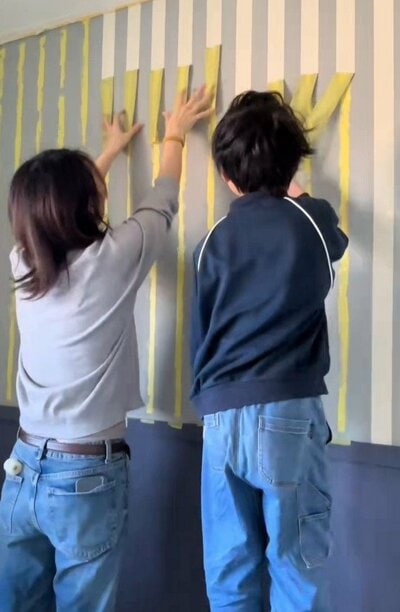マスキングテープを剥がす作業